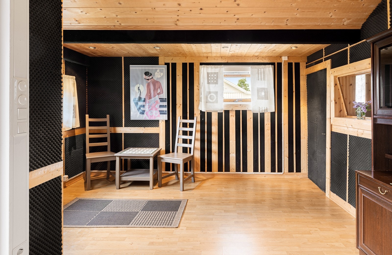 Egner seg godt som hobbyrom, atelier, musikkrom, hjemmekontor, treningsrom eller ekstra oppholdsareal etter behov. Galleribilde