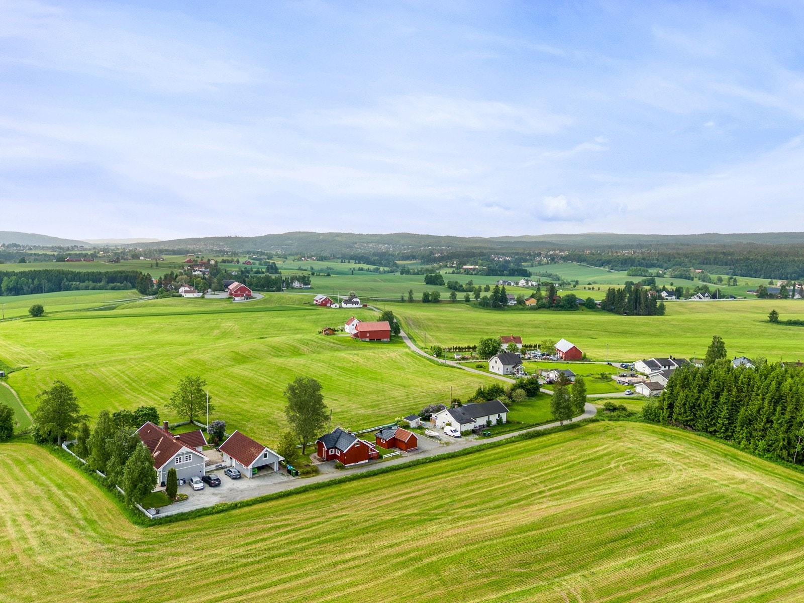 Eiendommen har en idyllisk og landlig beliggenhet omgitt av åpne jorder og vakker kulturlandskap. Galleribilde