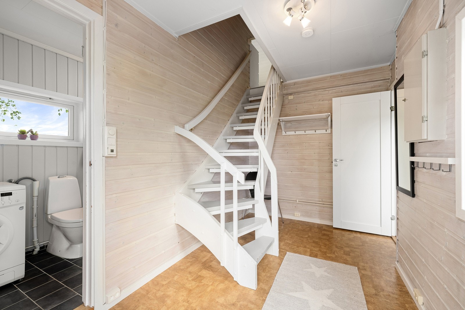 Velkommen inn i en lys og åpen entré med god plass til yttertøy og sko. Galleribilde