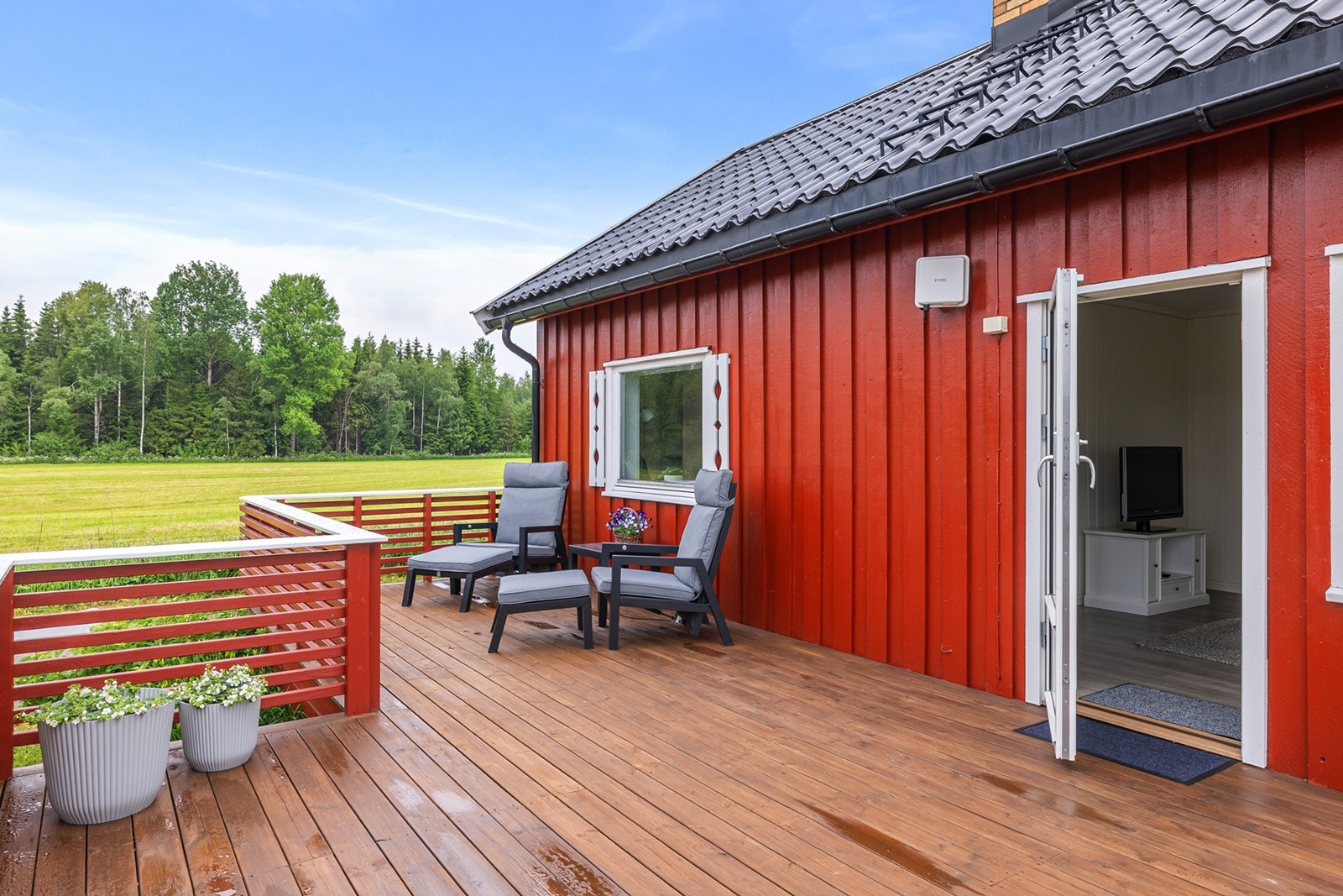Den landlige utsikten skaper en fredelig og luftig atmosfære, samtidig som terrassen fungerer som en naturlig forlengelse av boligens oppholdsrom. Galleribilde