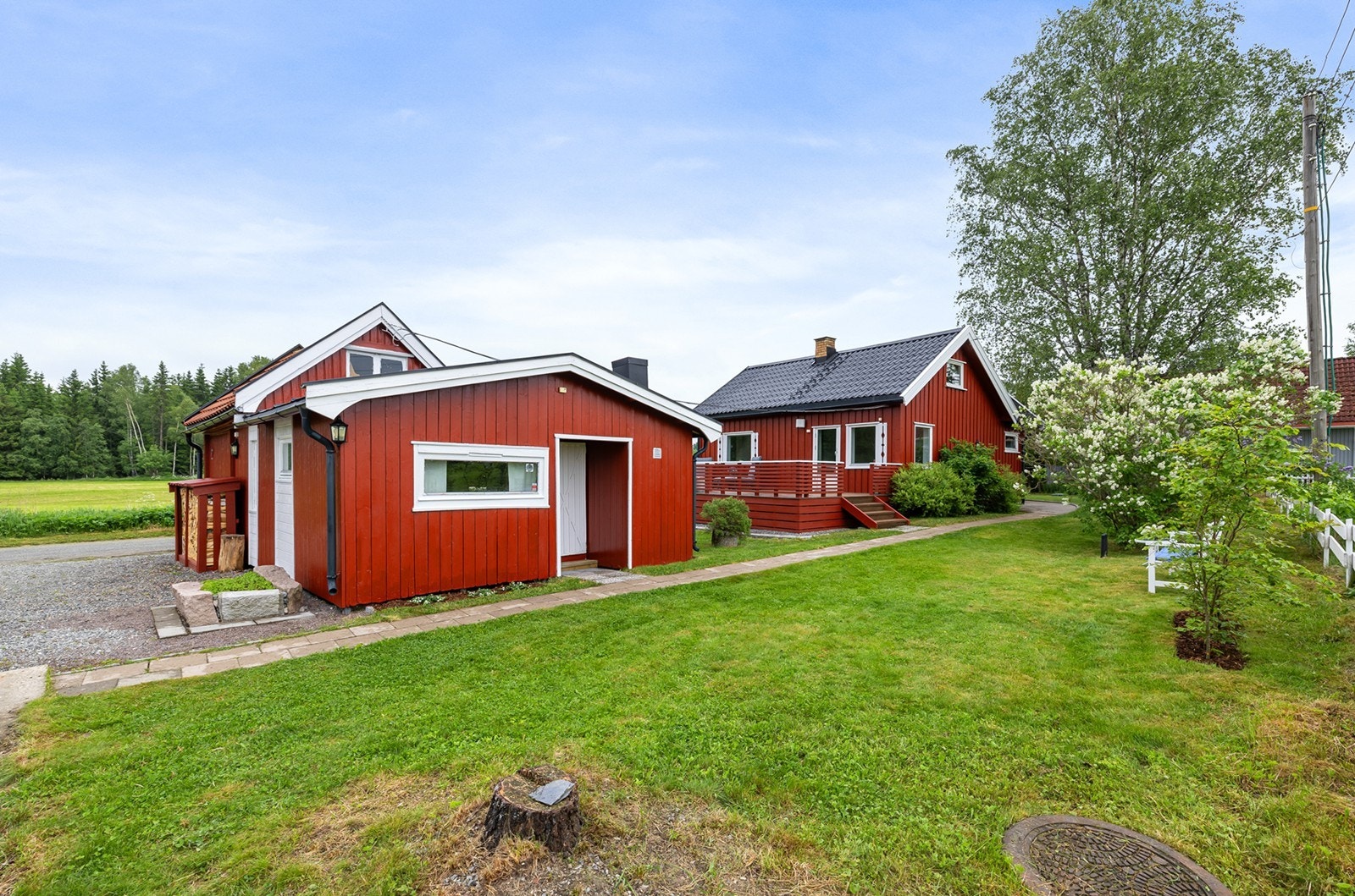 Utehus/annekset har et sjarmerende uttrykk som harmonerer godt med boligen og eiendommens landlige omgivelser. Galleribilde