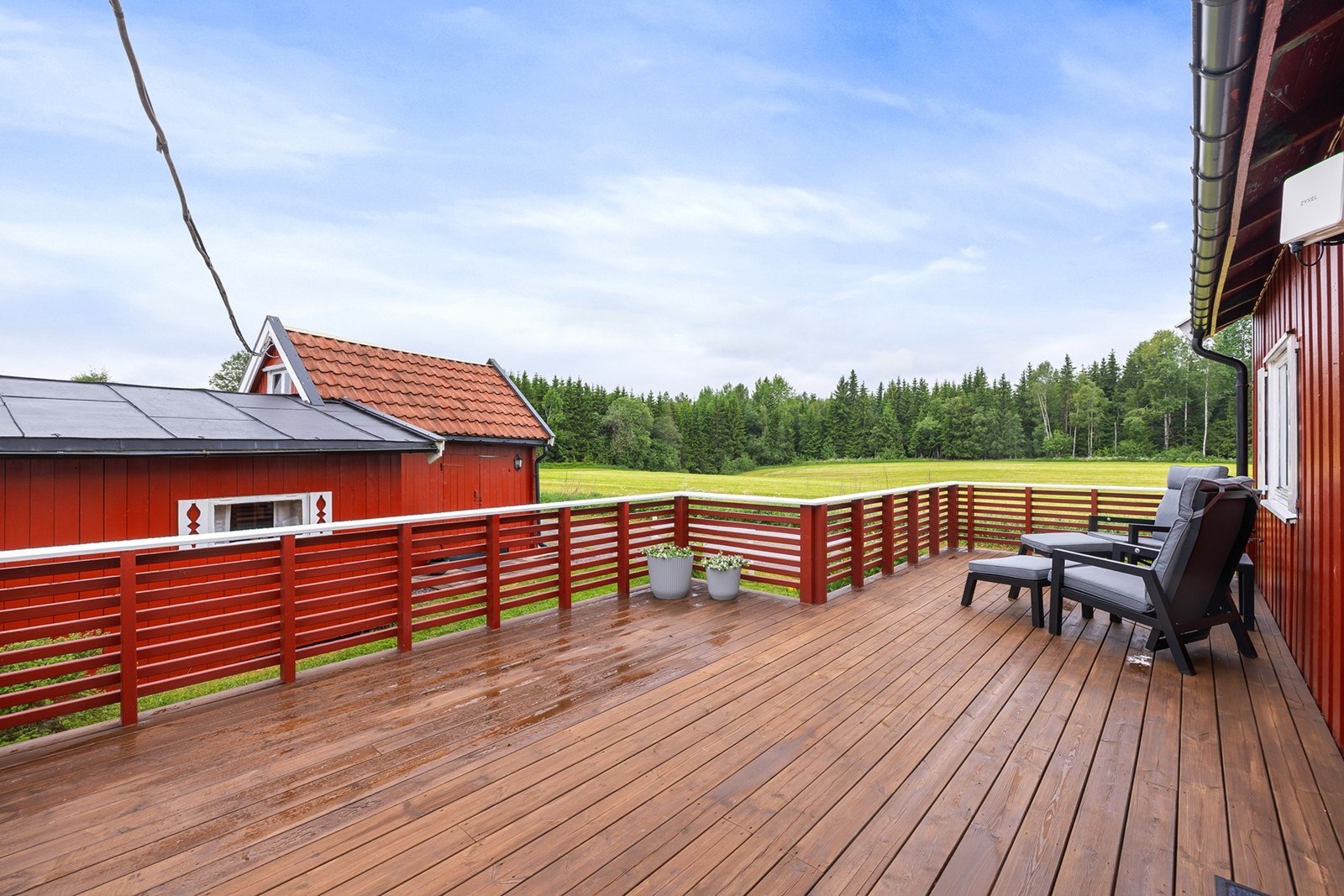 Fra stuen er det utgang til en romslig terrasse på ca. 26 m² med flott utsyn mot åpne jorder og grønne omgivelser. Galleribilde