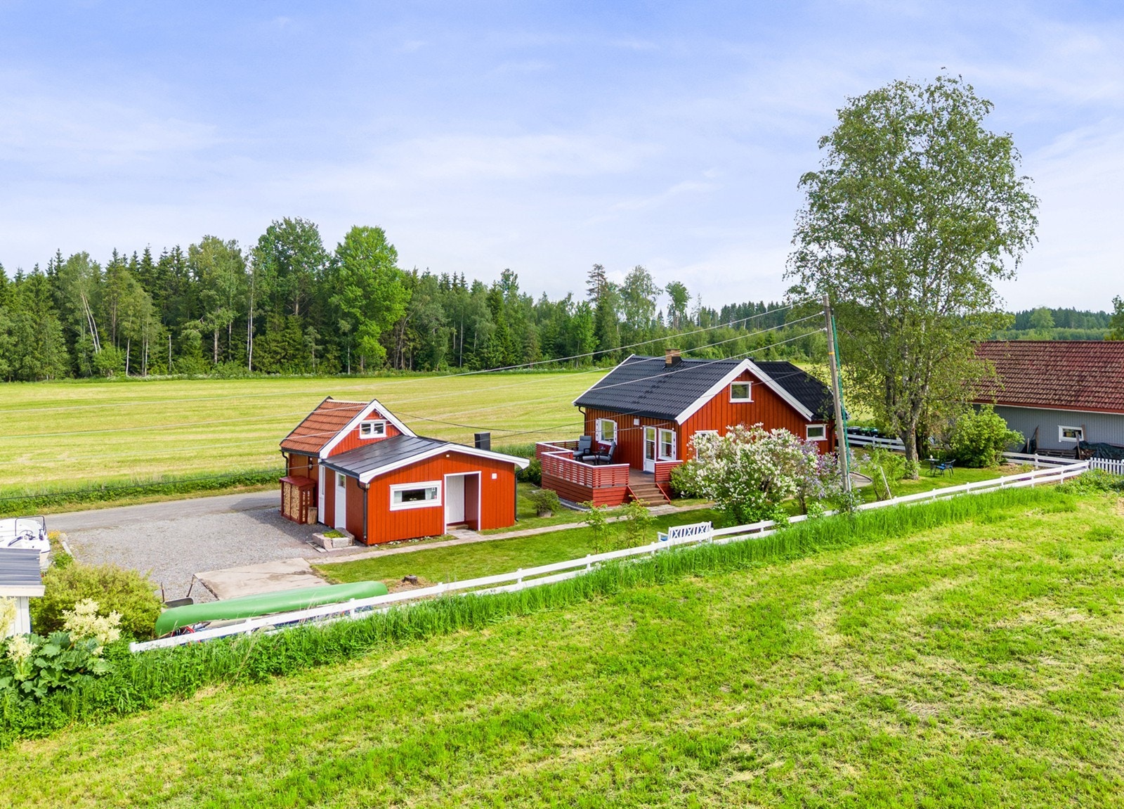 På eiendommen finnes et frittstående uthus/anneks på ca. 26 m² som gir gode muligheter for lagring, hobbyvirksomhet eller annen tilleggsbruk. Galleribilde