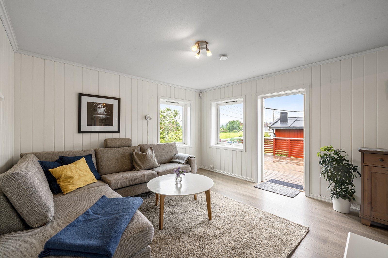 Lys og hyggelig stue med store vindusflater som slipper inn rikelig med dagslys. Galleribilde
