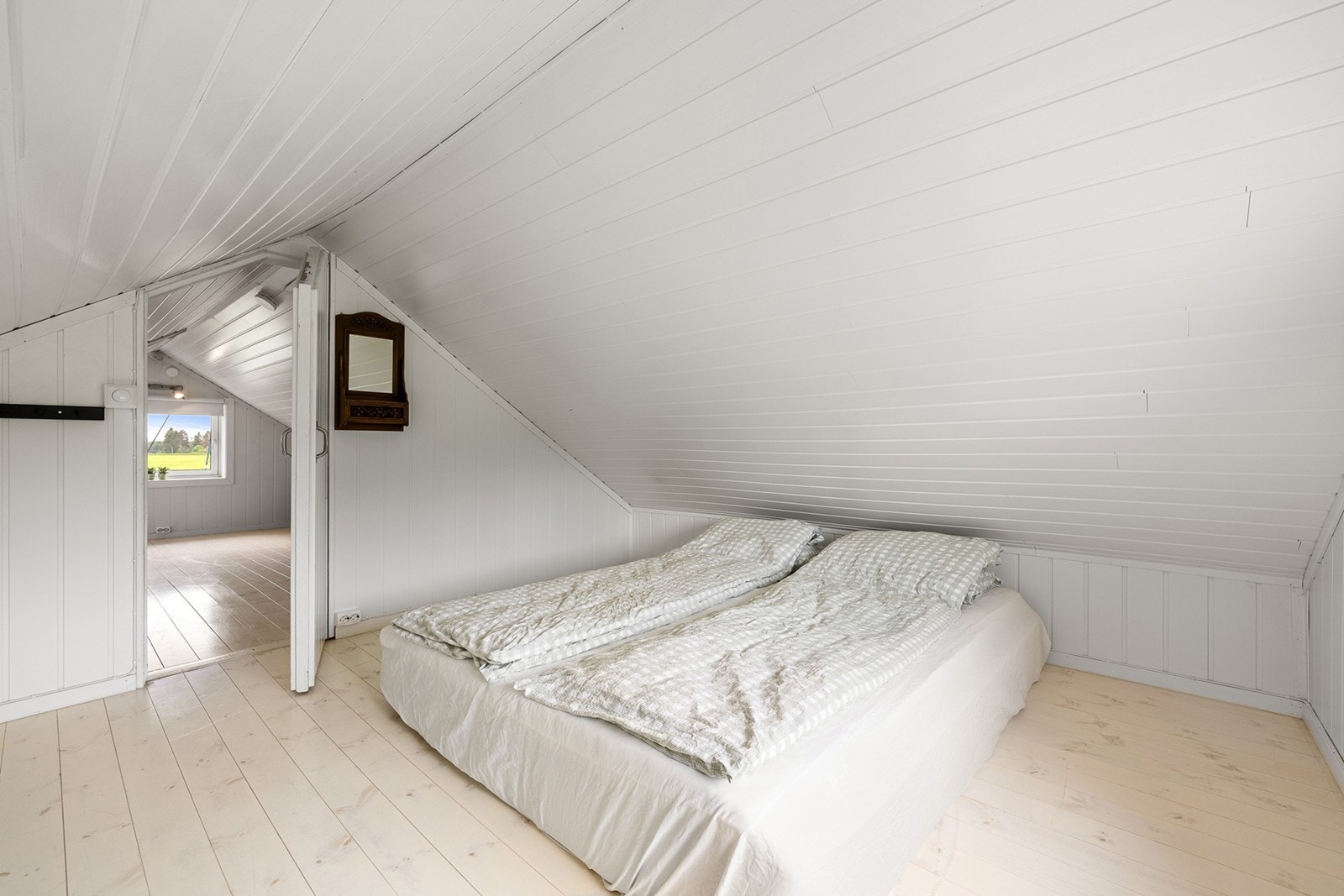 Det gjøres oppmerksom på at loftsetasjen ikke er omsøkt eller godkjent som rom for varig opphold, og arealet inngår derfor ikke som godkjent soveromsareal. Galleribilde