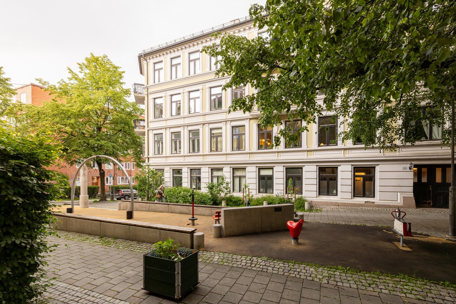Sameiet Brageven 3 består av 12 boligseksjoner iht. oppdelingsbegjæring datert 11.08.1987. Galleribilde
