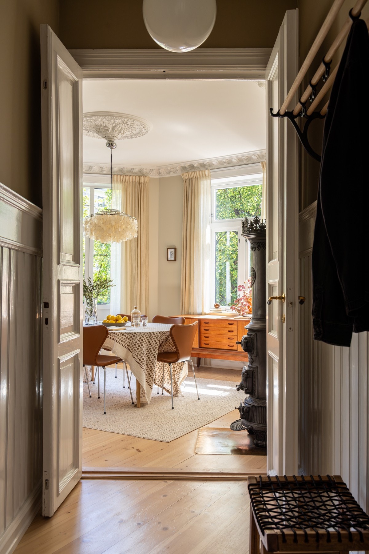 Leiligheten imponerer fra første stund med en lys og innbydende entré og en elegant siktlinje inn mot den flotte spisestuen Galleribilde