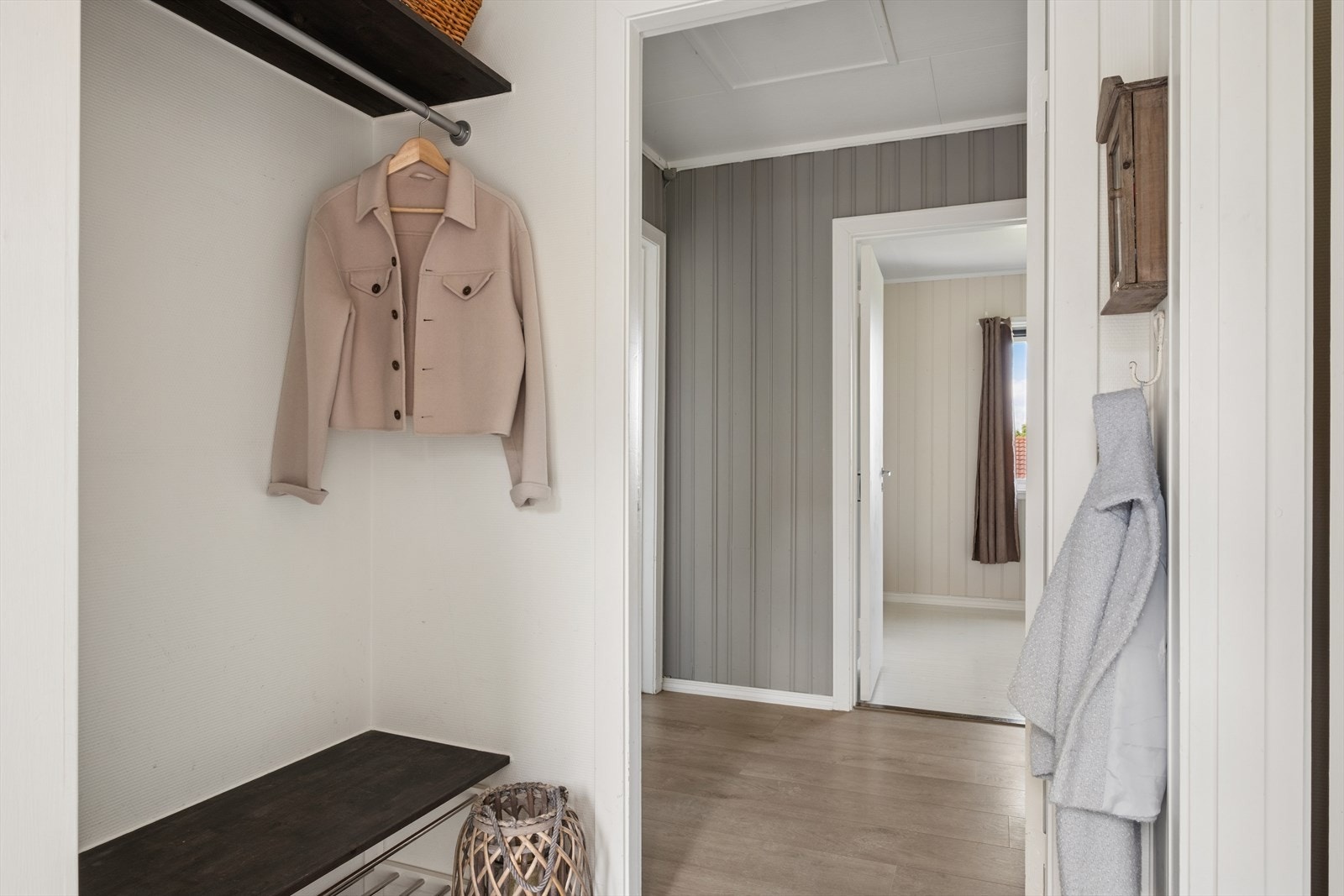 Vindfanget har plass til oppbevaring av yttertøy og sko. Velkommen inn! Galleribilde