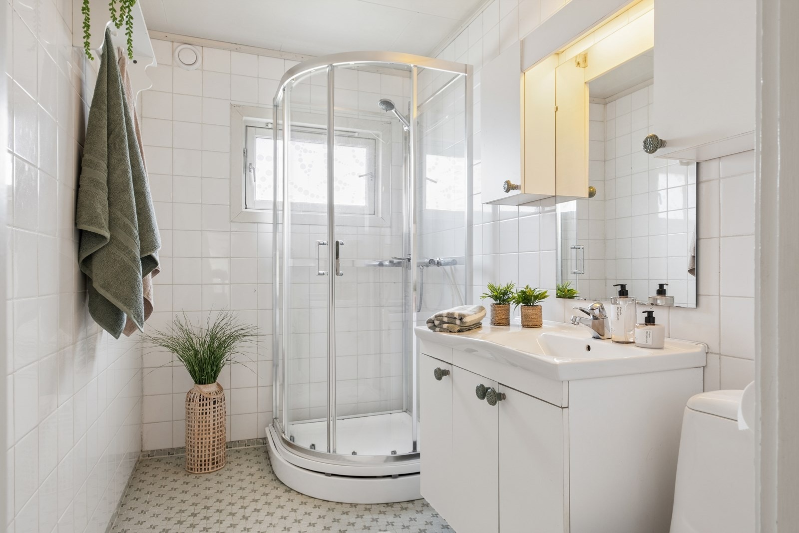 Badet er utstyrt med dusjkabinett, servant, toalett og har opplegg for vaskemaskin. Galleribilde