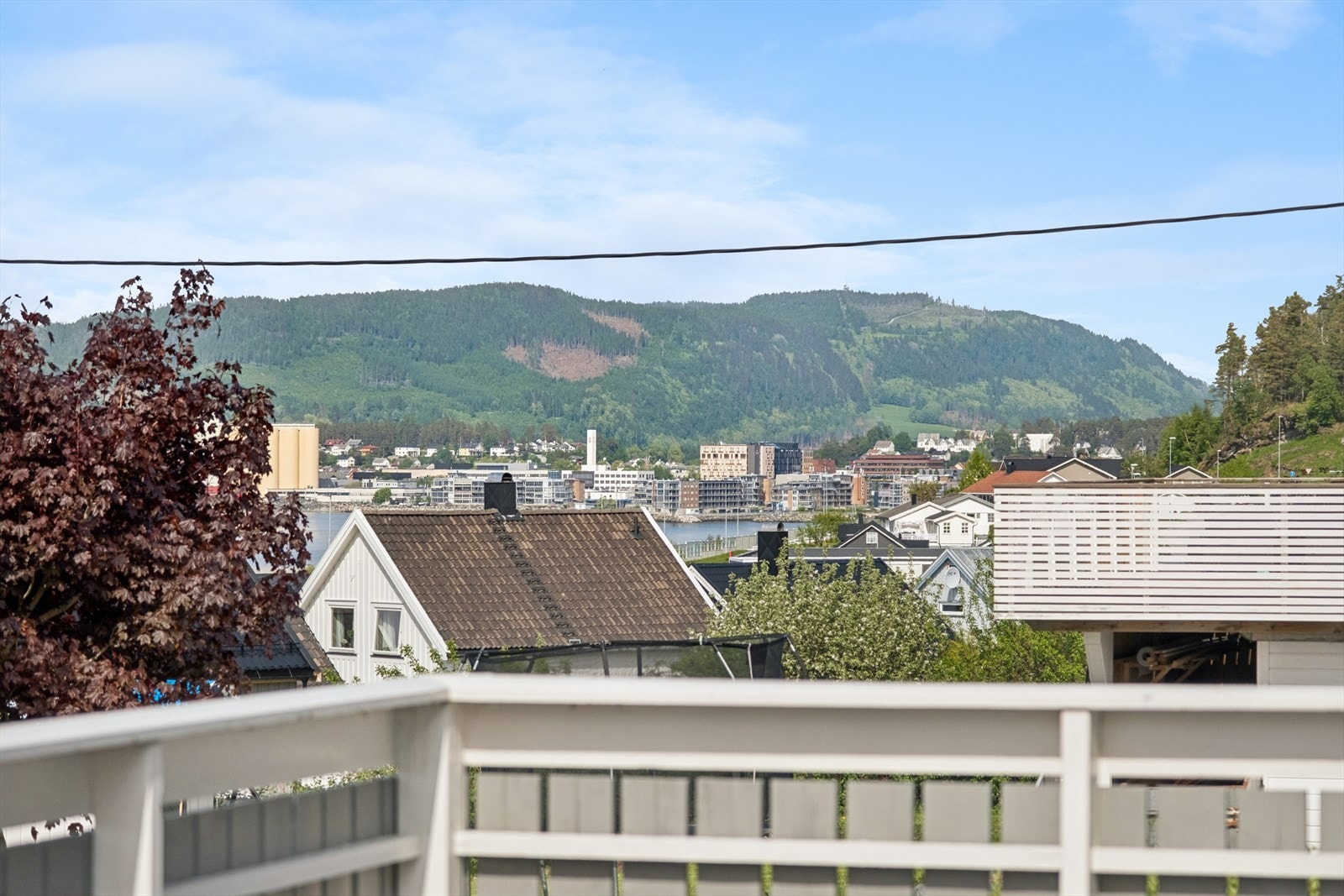 Fra eiendommen er det pen utsikt over nærområdet og mot Steinkjer sentrum. Galleribilde
