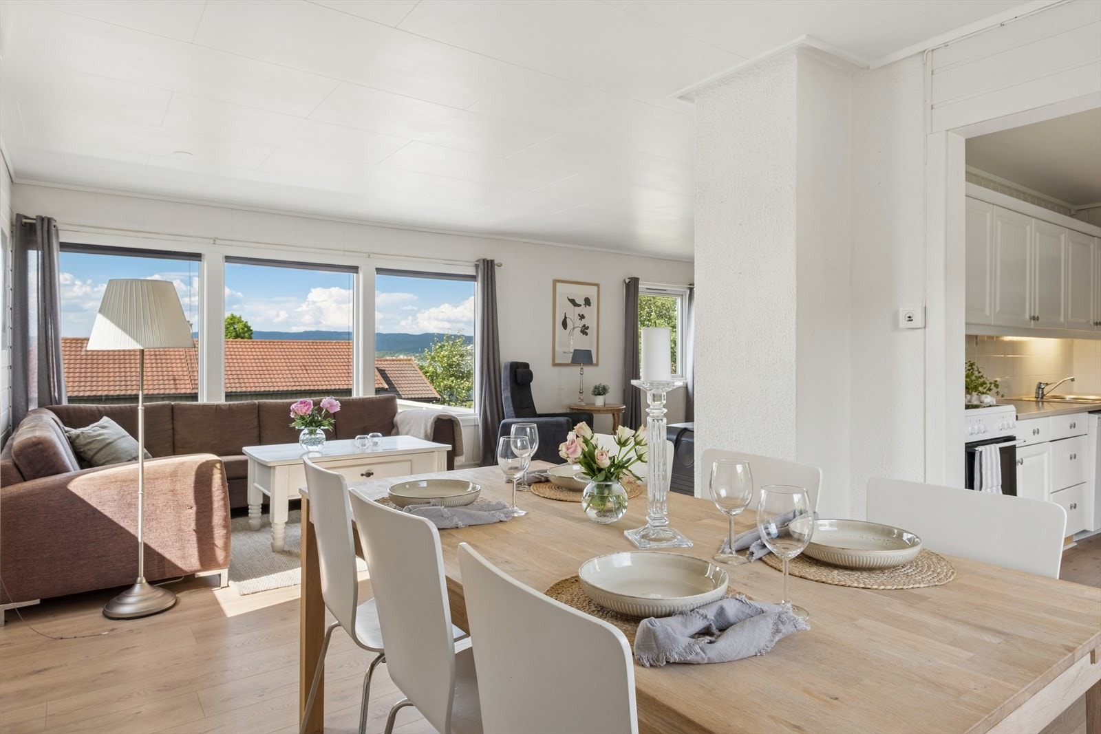 Stuen har god plass til både spisebord og en romslig sofagruppe. Galleribilde