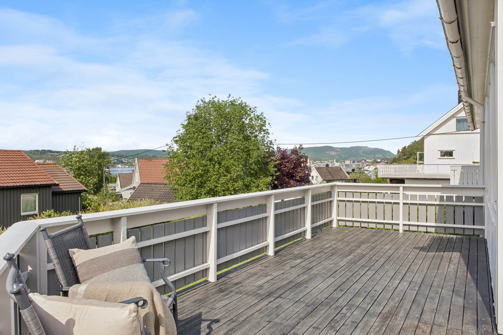 Fra stuen er det utgang til en romslig terrasse på 28 m². Galleribilde