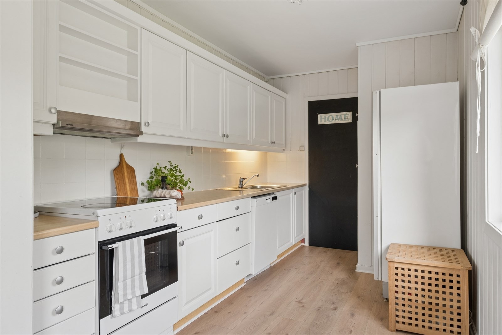Kjøkkeninnredning med profilerte fronter, laminatbenkeplate og opplegg for oppvaskmaskin. Galleribilde
