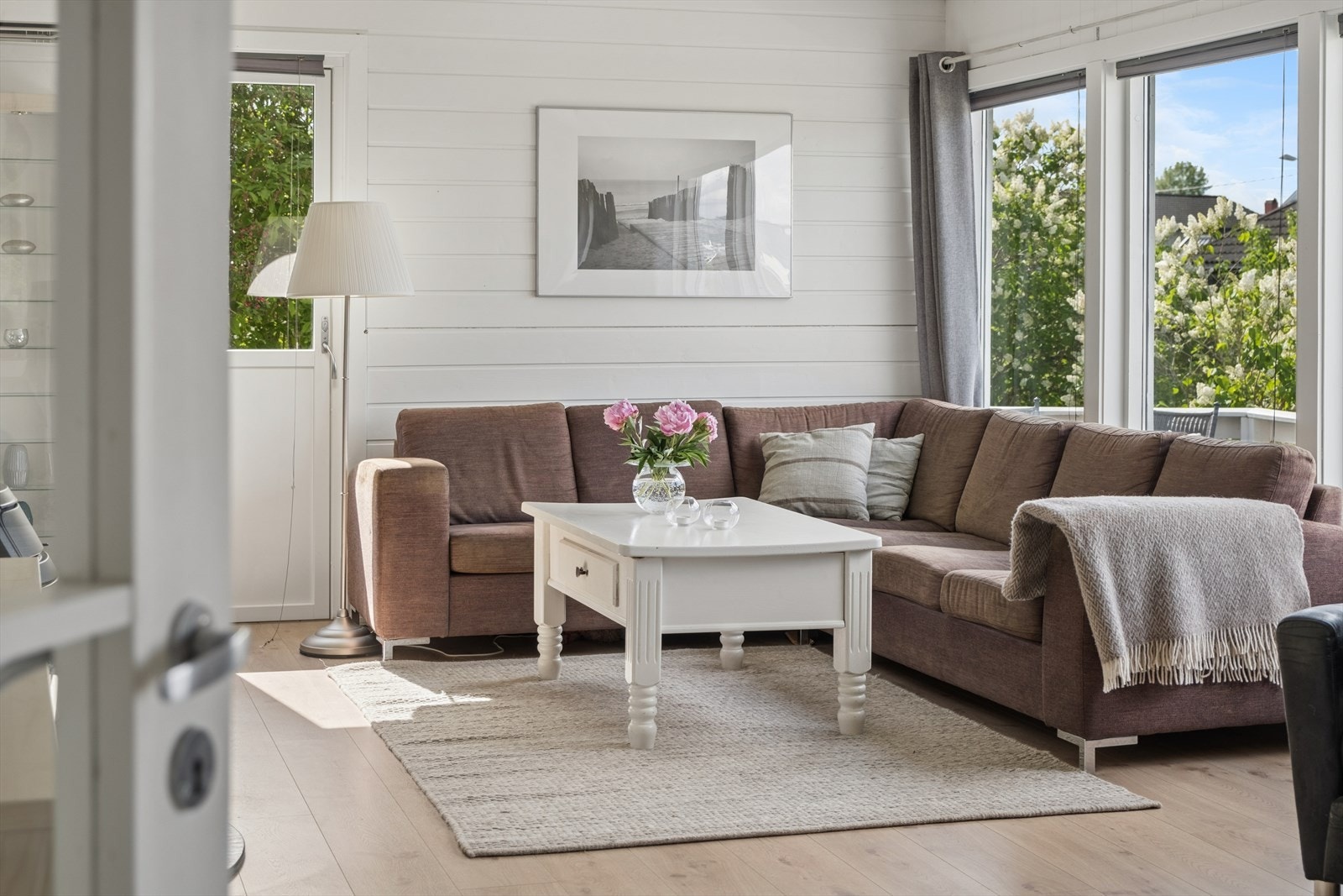 Koselig sofagruppe i en lys og trivelig stue. Galleribilde