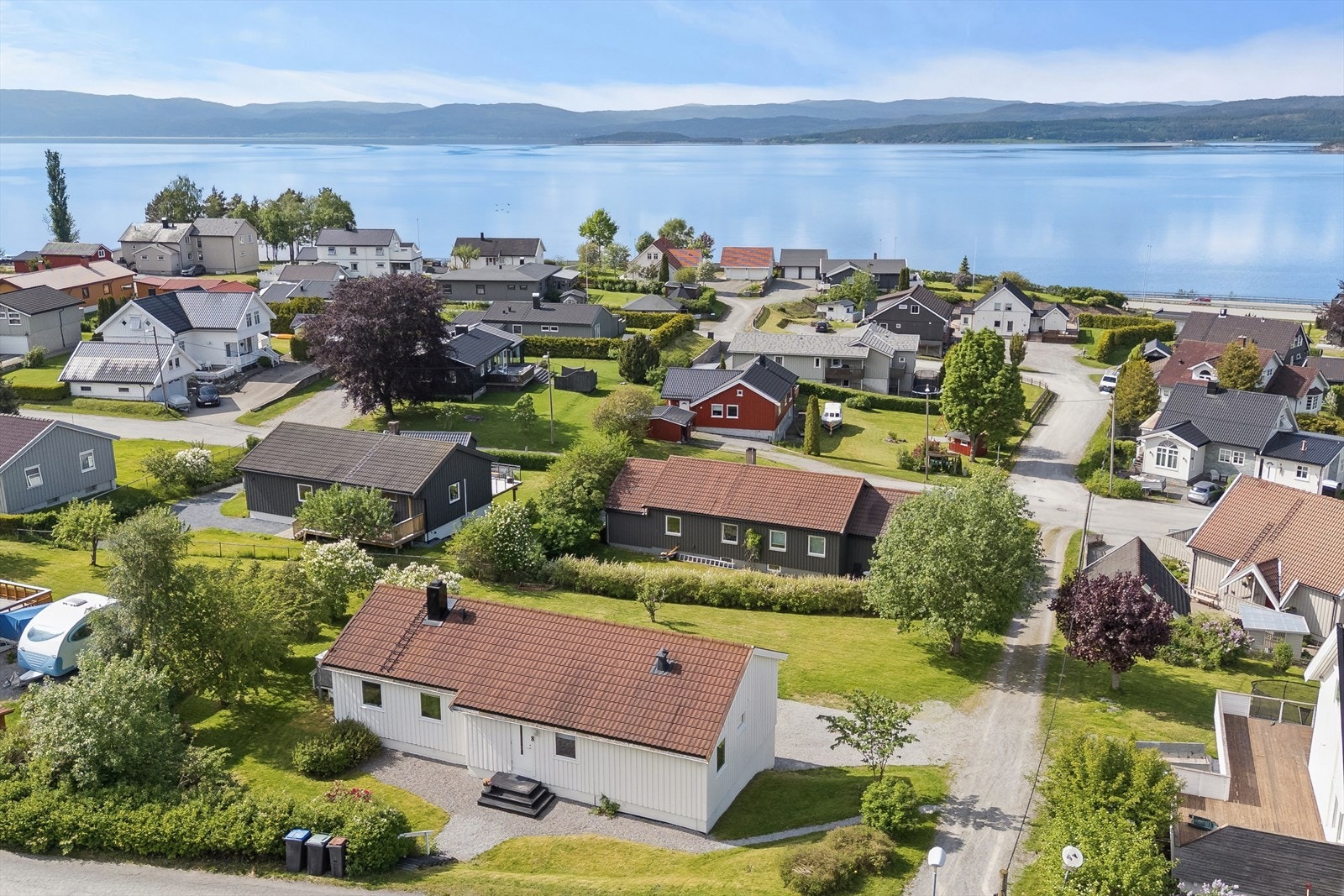 Eiendommen ligger i et etablert boligområde med nærhet til fjorden. Galleribilde