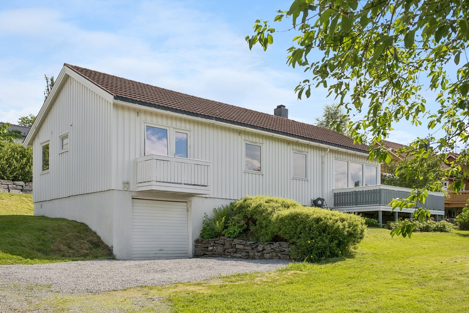 Integrert garasje i kjelleretasjen med direkte adkomst fra gårdsplassen. Galleribilde