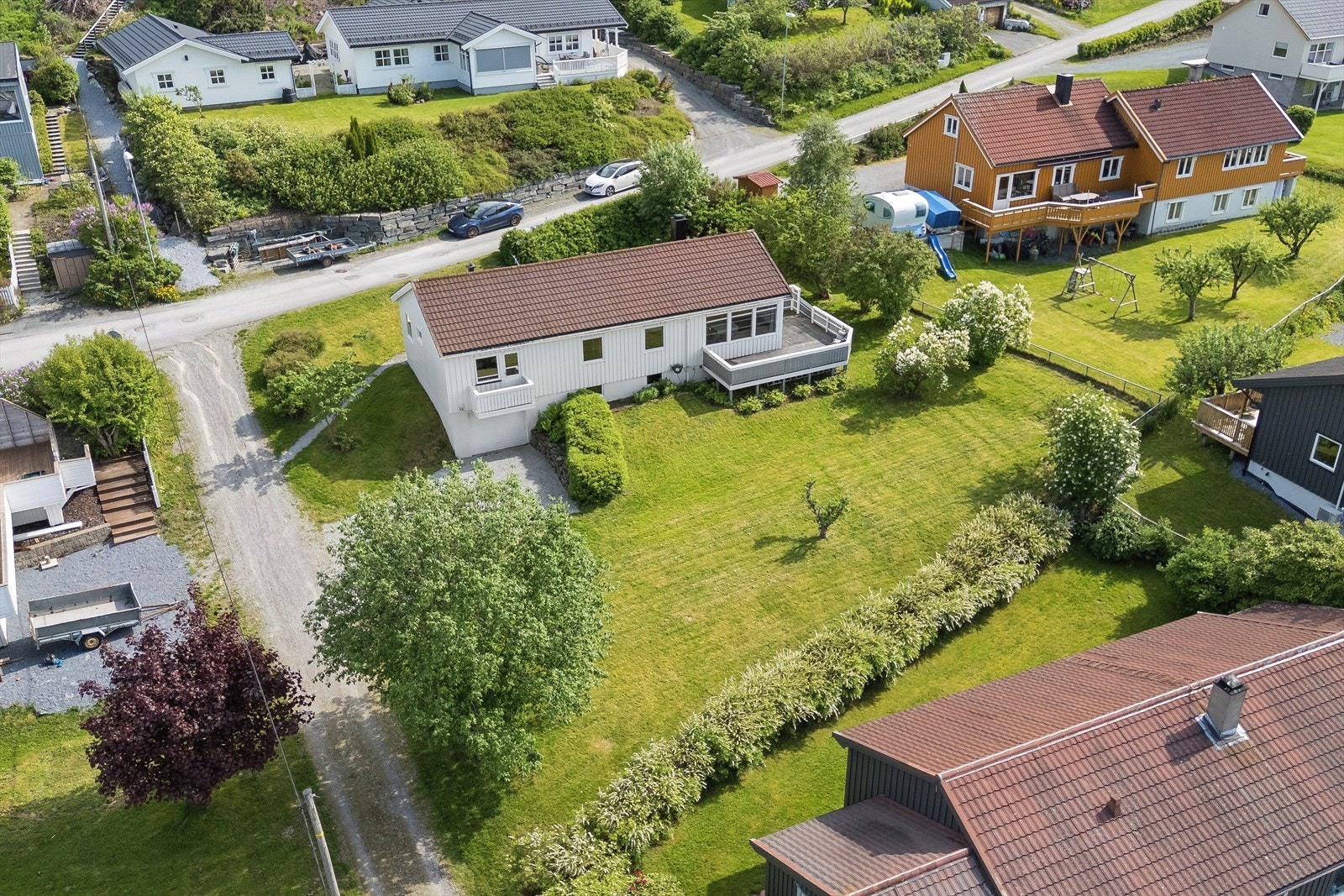 Enebolig fra 1963 med en klassisk planløsning og en stor, opparbeidet hage. Velkommen til hyggelig visning! Galleribilde