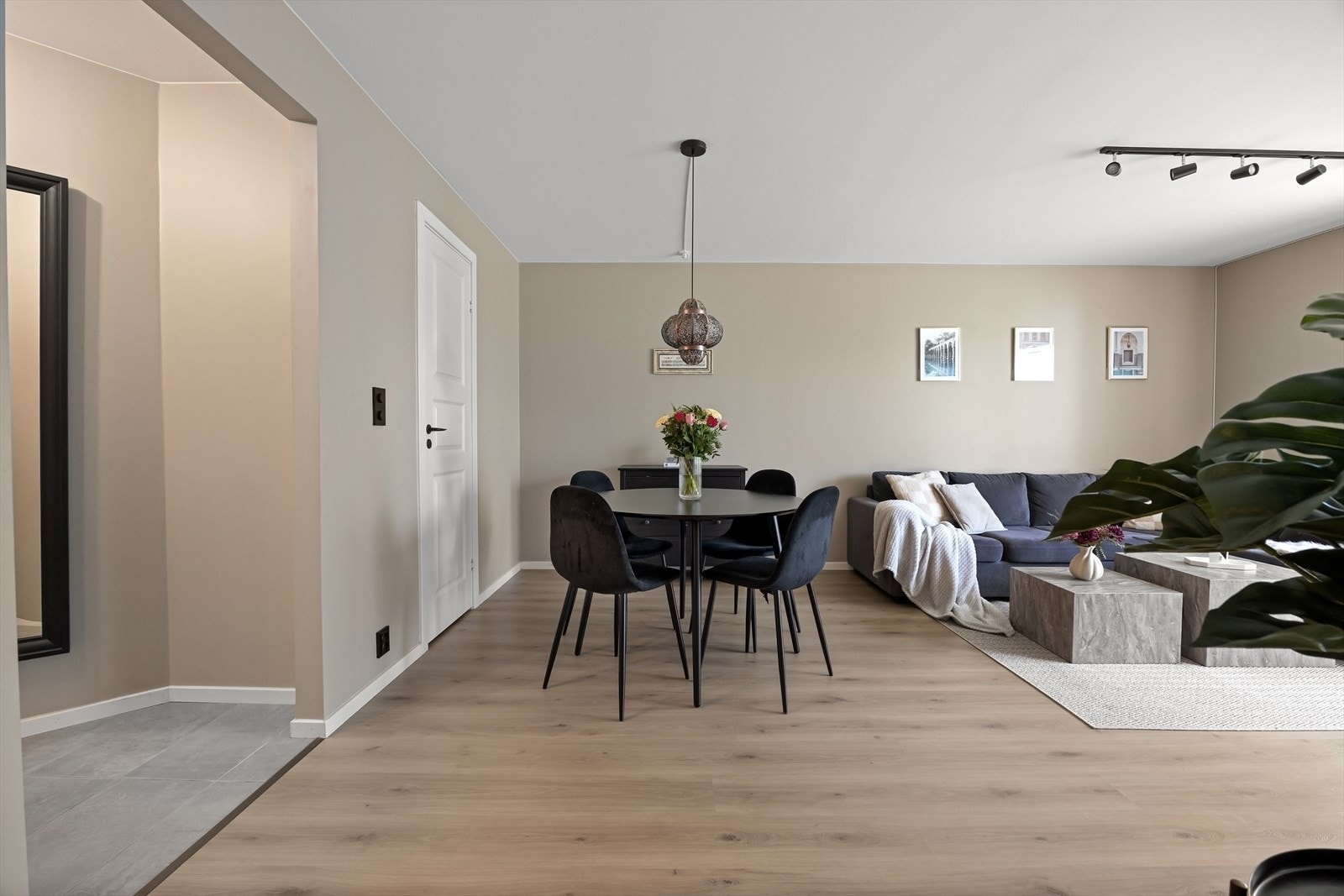 Moderne og lune fargevalg gir en god atmosfære. Adkomst fra stue til en praktisk, innvendig bod. Galleribilde