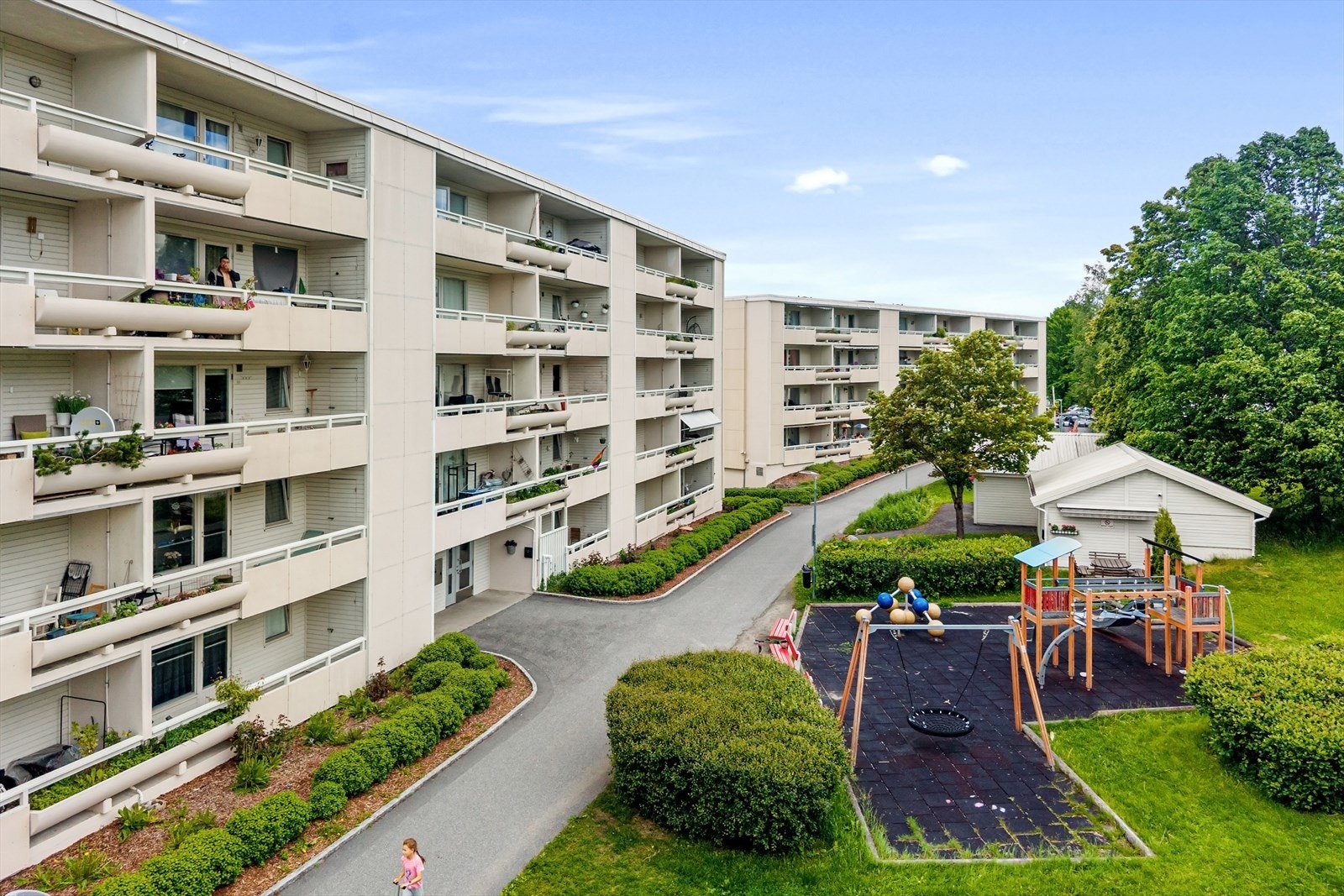Hyggelig fellesområde med lekeplass og grøntarealer. Galleribilde
