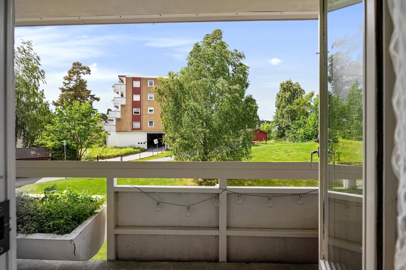 Skjermet og solrik uteplass helt uten innsyn. Galleribilde