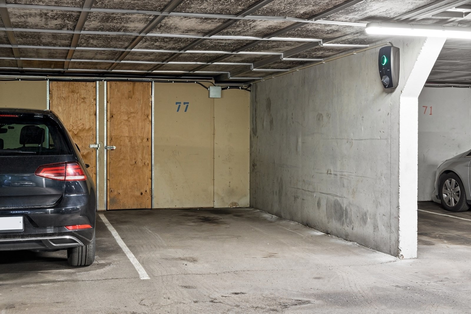 Det medfølger bruksrett til en parkeringsplass med elbillader i kjeller i fellesgarasjeanlegg. Sameiet har også gjesteparkeringsplasser. Galleribilde