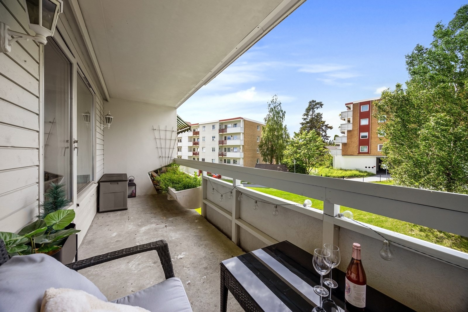 Her er det god plass til utemøbler og grill m.m.. Balkongen er i tillegg utstyrt med utebelysning. Galleribilde