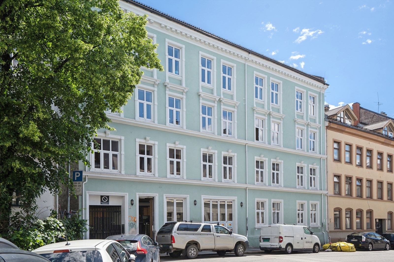 Pen fasade - leiligheten er beliggende tilbaketrukket og rolig i indre gård Galleribilde