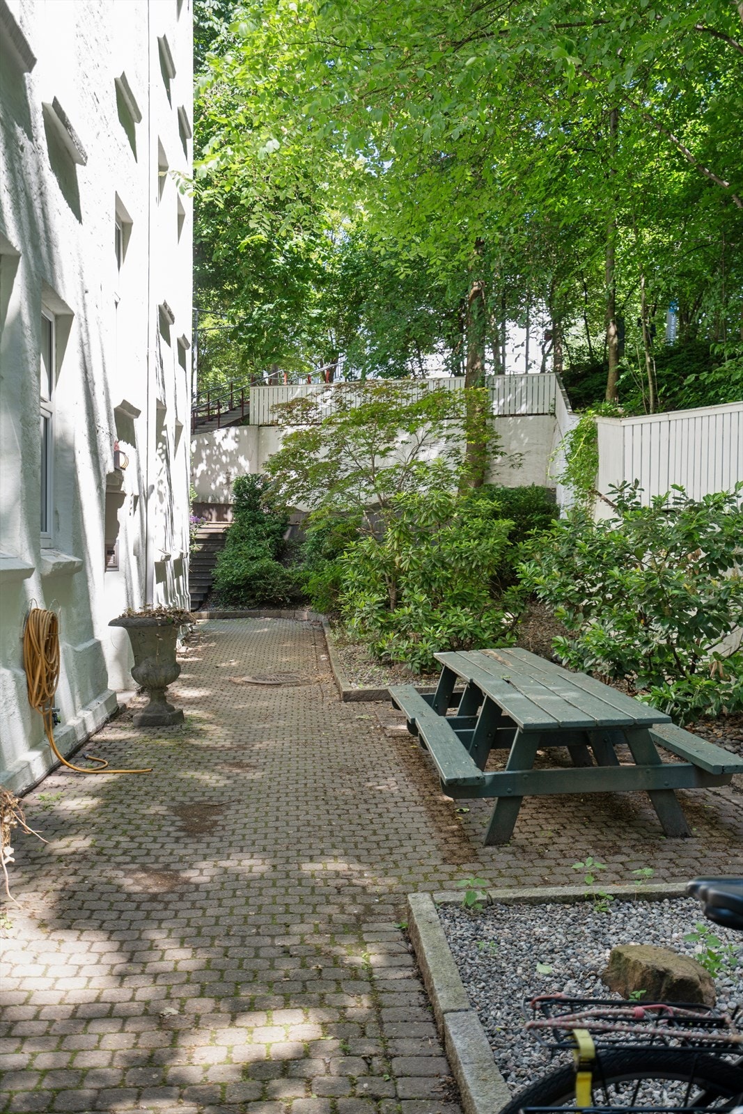 Bakgård med sittegrupper og beplantning Galleribilde