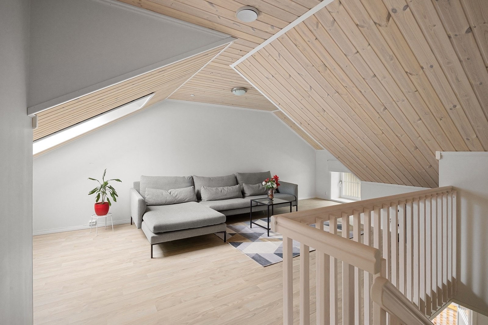 Lys og innbydende loftstue. Galleribilde