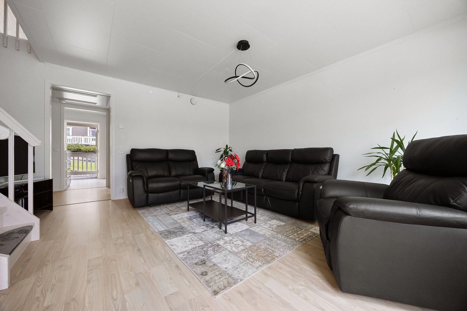 Her får du gleden av en romslig stue med god plass til sofagruppe, TV-seksjon, spisebord og øvrig møblement. Galleribilde