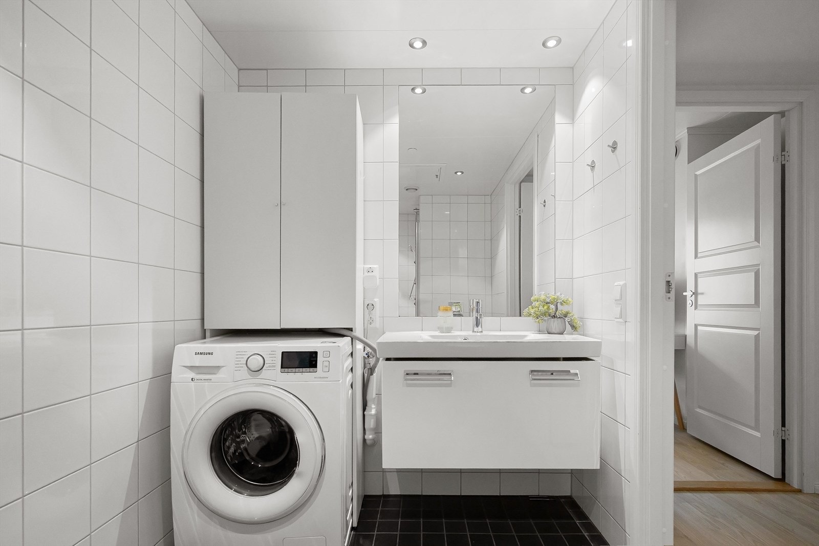 Her får du rikelig med oppbevaringsplass på badet. Galleribilde