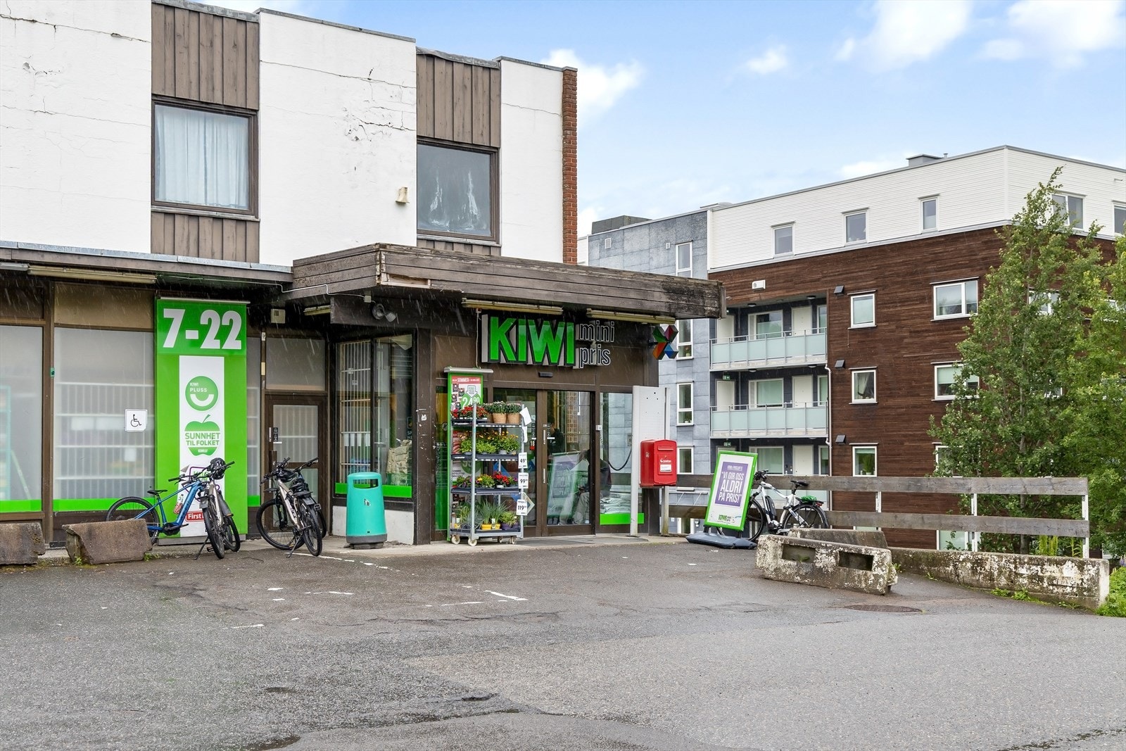 Det er kort vei til dagligvarebutikk og øvrige servicetilbud. Galleribilde