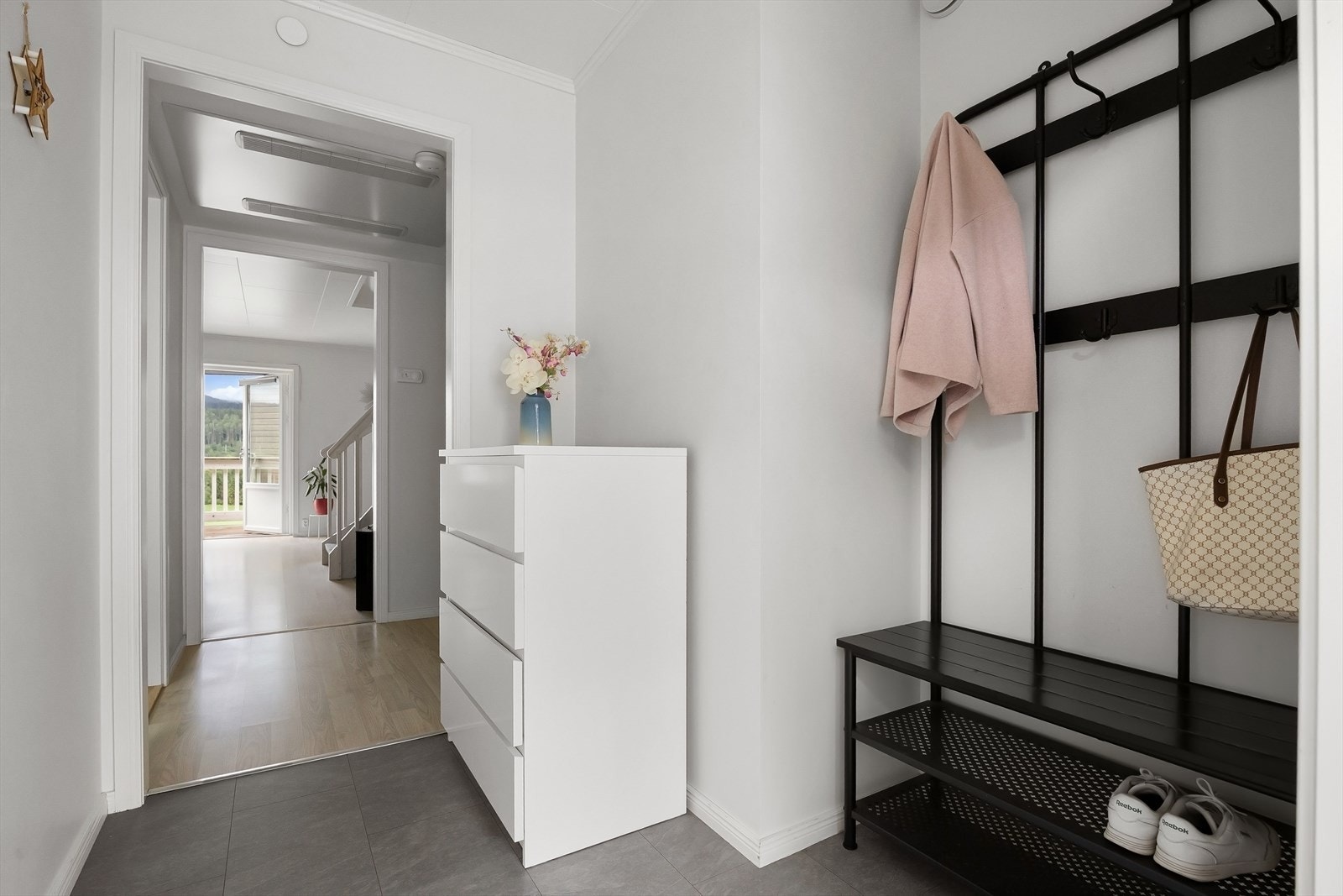Innbydende og romslig entré. Galleribilde