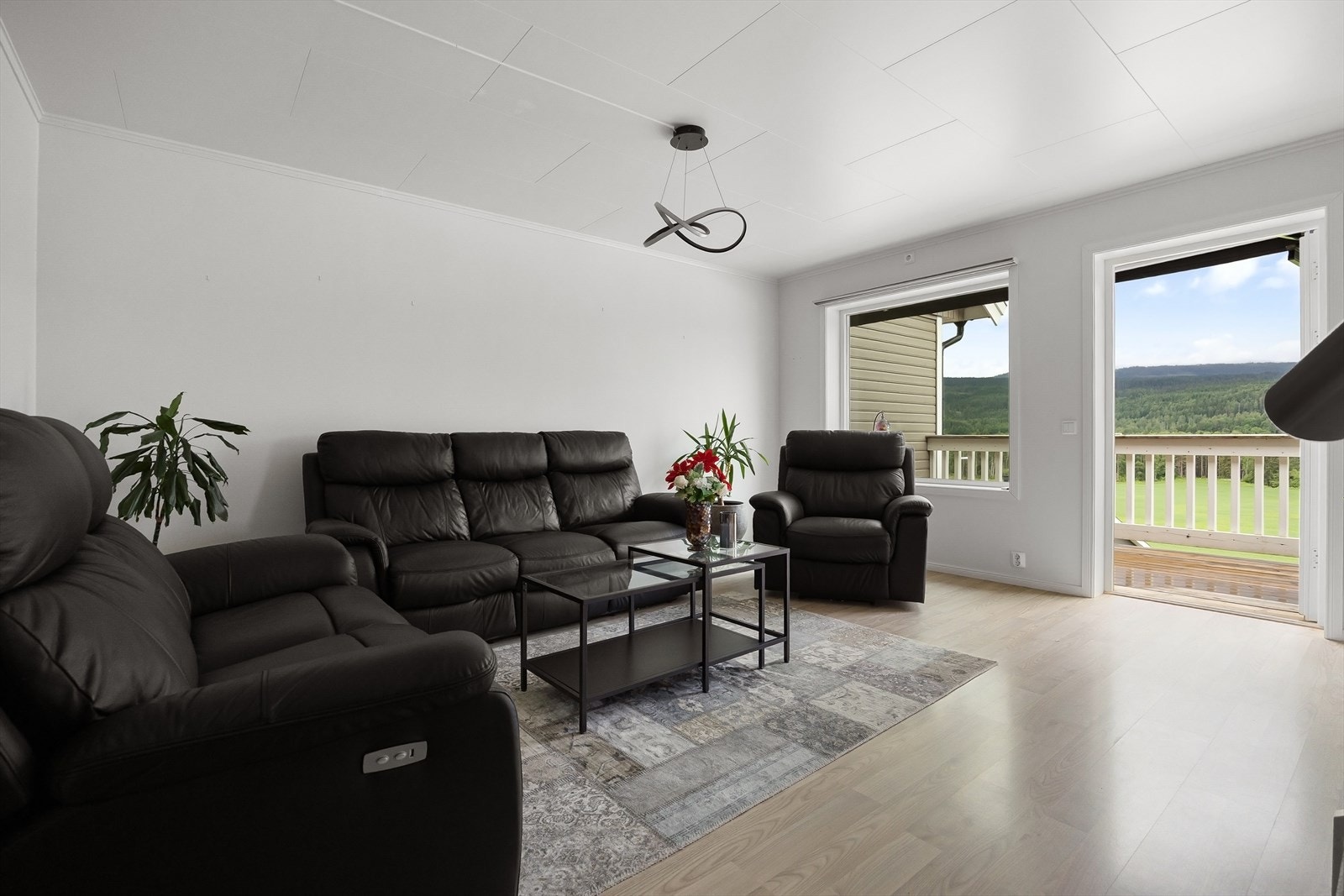 Stuen har god plass til en romslig sofagruppe og store vinduer som gir mye naturlig lys. Galleribilde