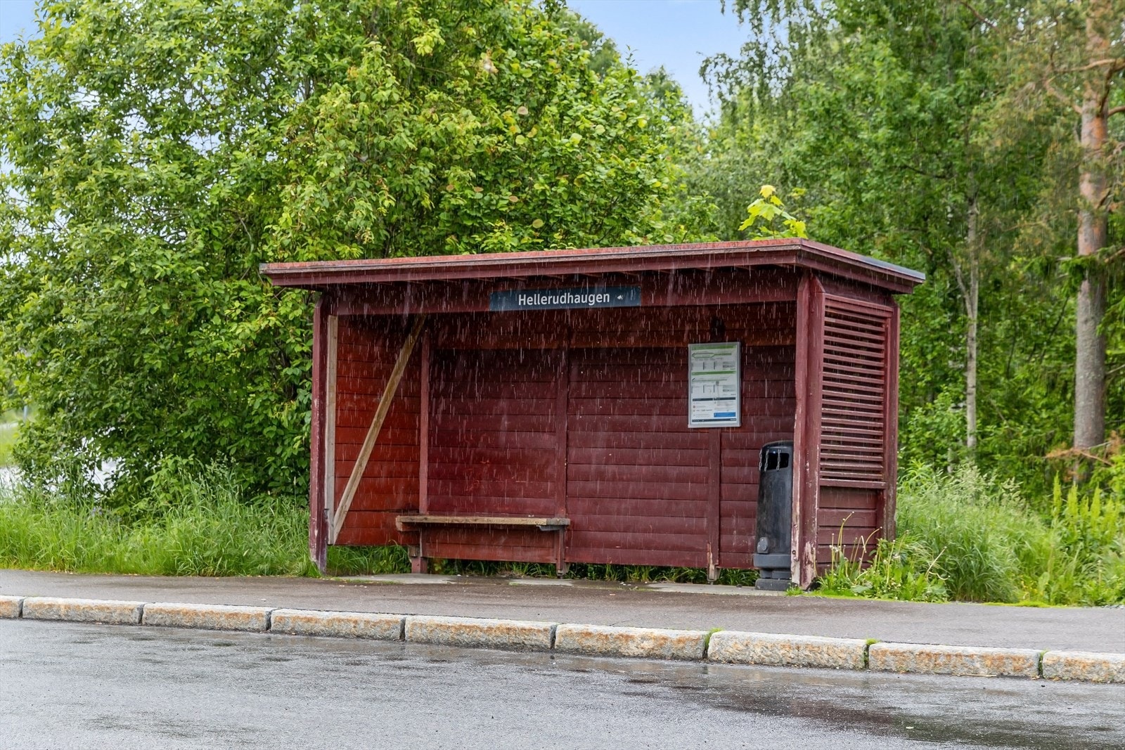 Hverdagen blir enkel med kort vei til kollektivtransport. Bussholdeplass ligger i kort gangavstand fra boligen. Galleribilde