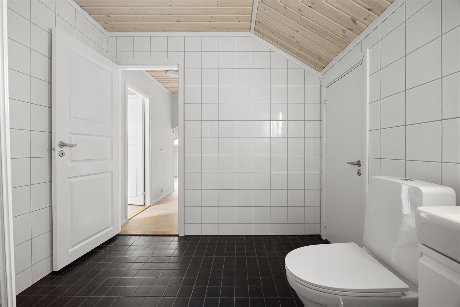 Adkomst fra badet til en svært praktisk bod. Galleribilde
