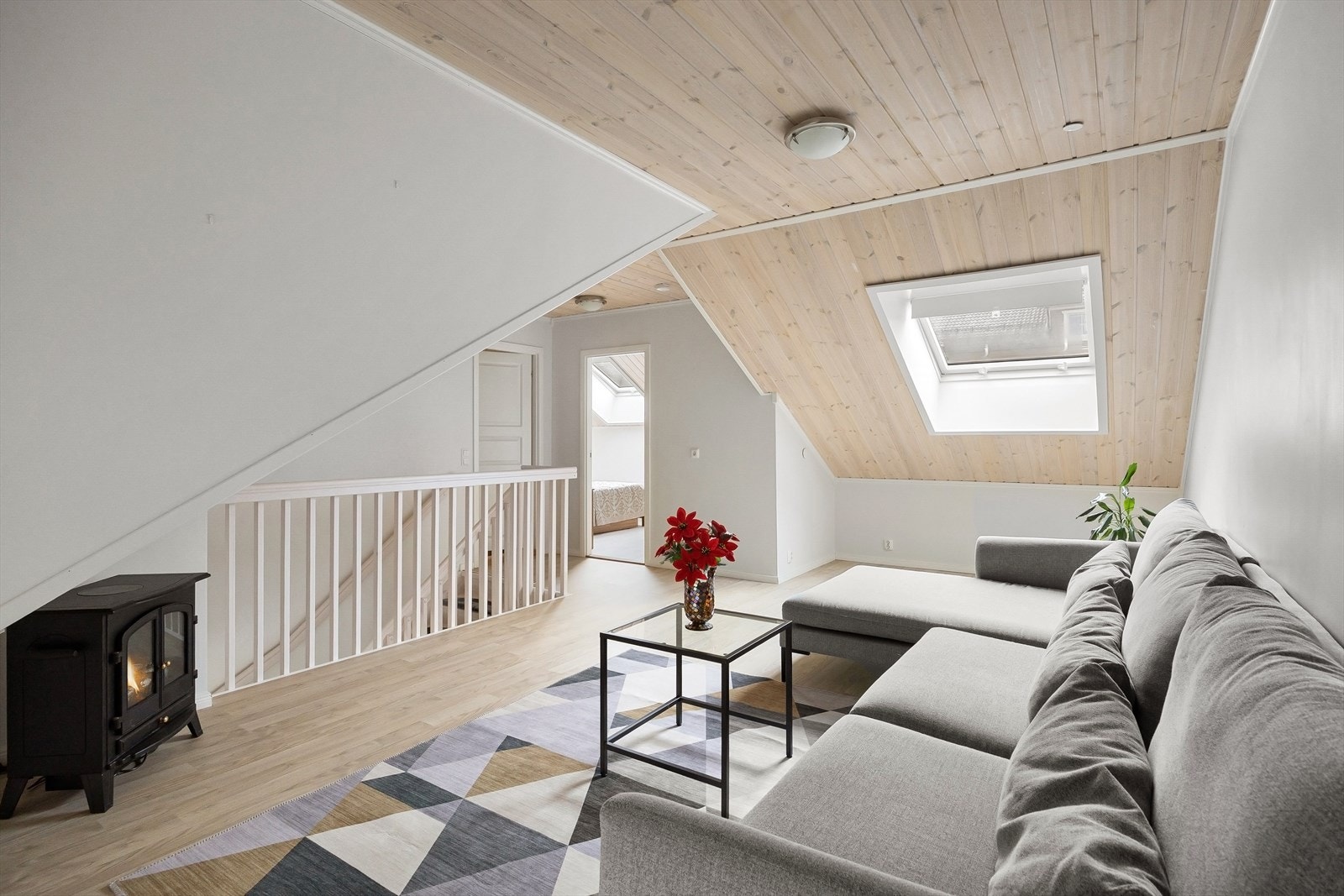 Romslig loftstue med god plass til en ekstra sofagruppe. Galleribilde