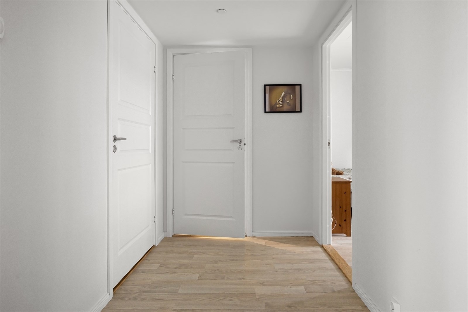 Innvendig bod i tilknytning til mellomgangen med god oppbevaringsplass. Galleribilde