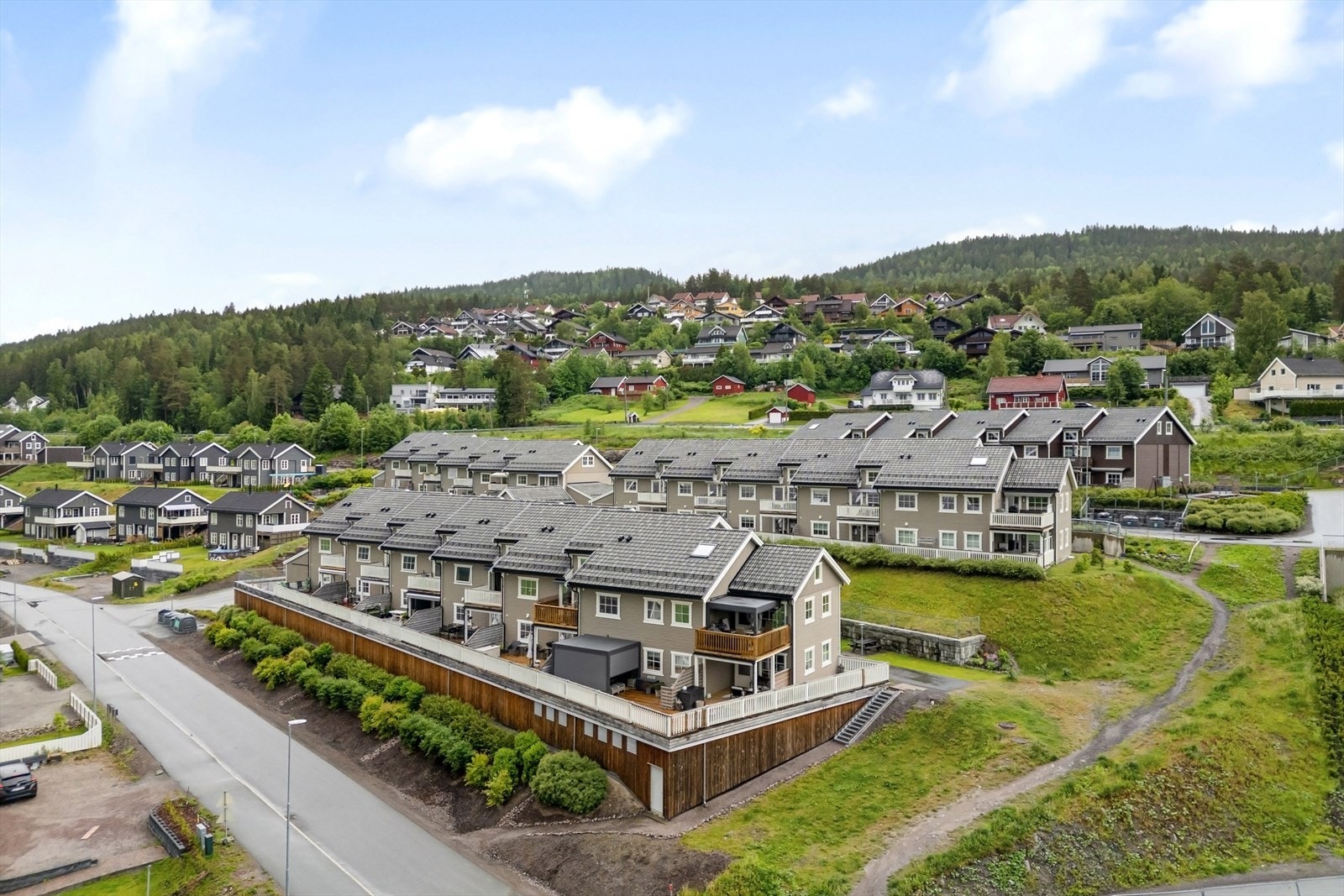 Fredelige omgivelser med nærhet til marka og friluftsliv, samtidig som service- og kollektivtilbud er lett tilgjengelige. Galleribilde