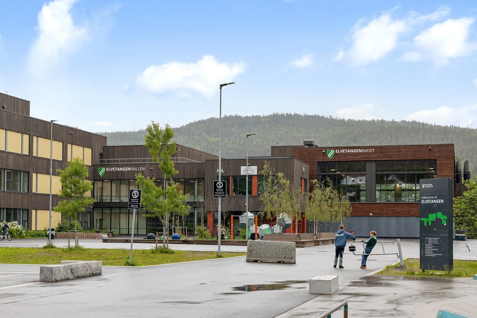 Nærområdet er svært godt tilrettelagt for en aktiv fritid, med flere idretts- og aktivitetstilbud for både barn og voksne. Galleribilde