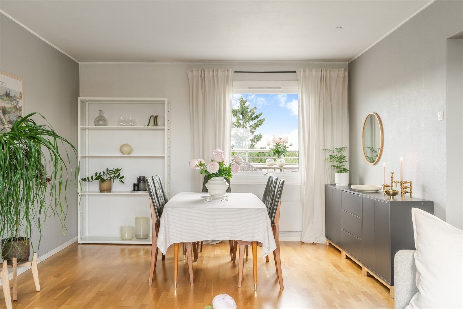 Det er god plass til spisebord, og planløsningen gir en naturlig inndeling av rommet. Galleribilde