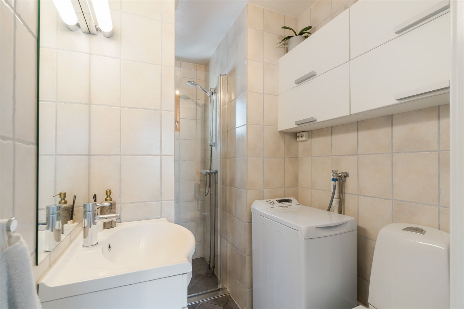 Badet er på 3 kvm og har gulvvarme samt opplegg til vaskemaskin. Galleribilde
