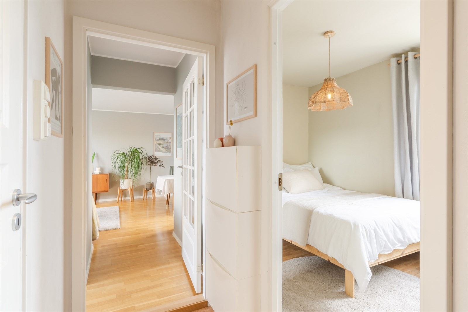 Innbydende og lys entré som gir et godt førsteinntrykk. Galleribilde