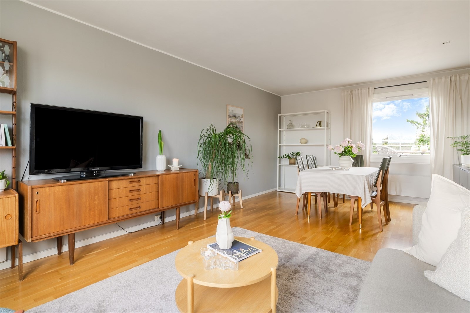 Lys og innbydende stue på hele 23 kvm med god plass til både sofagruppe og spisebord. Galleribilde