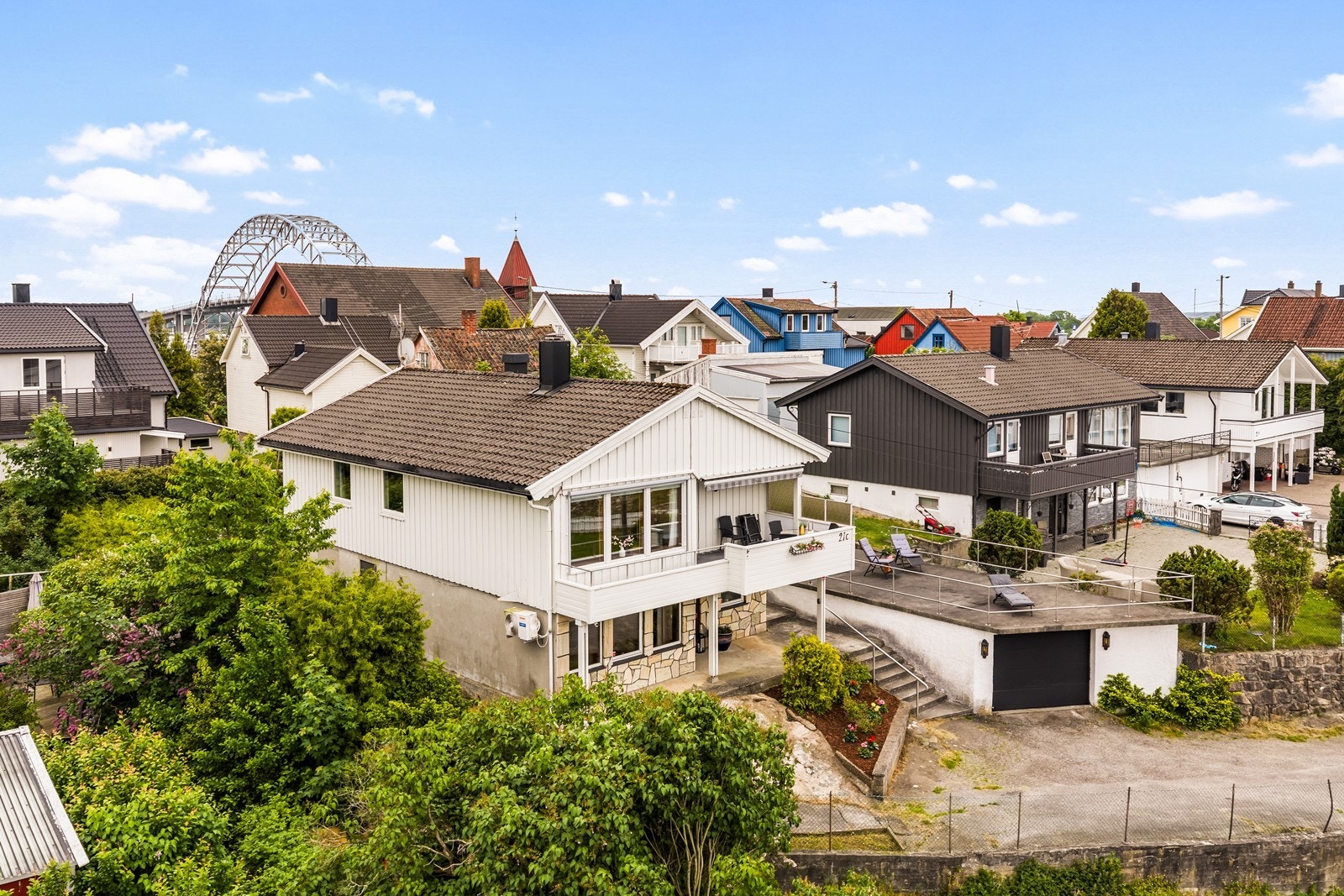 Enebolig over to plan med stue i hver etasje, vestvendt veranda og en stor takterrasse over garasjen. Galleribilde