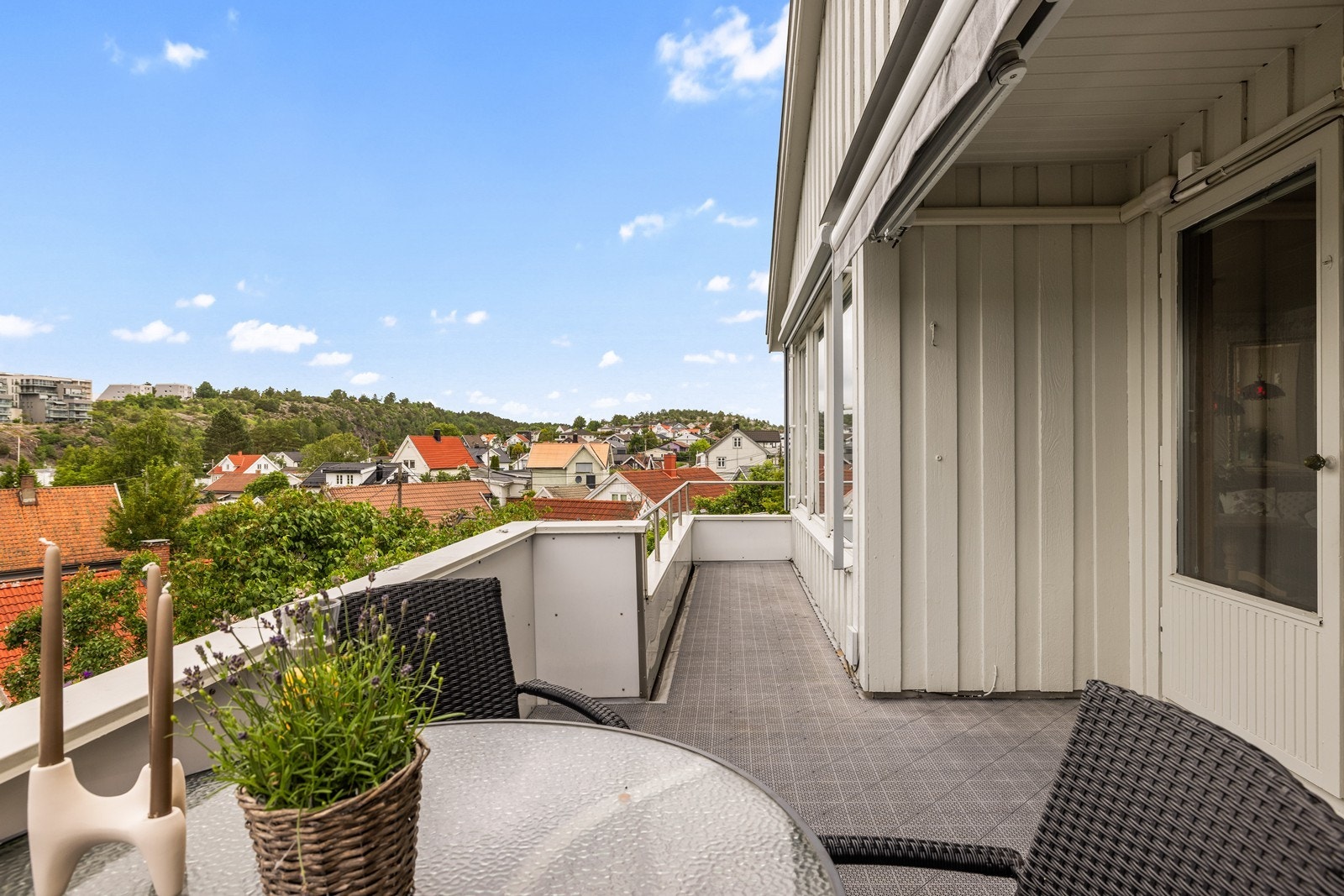 Den vestvendte terrassen er oppført i trekonstruksjon og har terrassemarkise Galleribilde