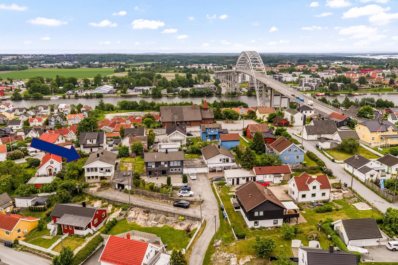 Legg merke til boligens lange oppkjørsel, her er det god plass til å parkere flere biler. Galleribilde