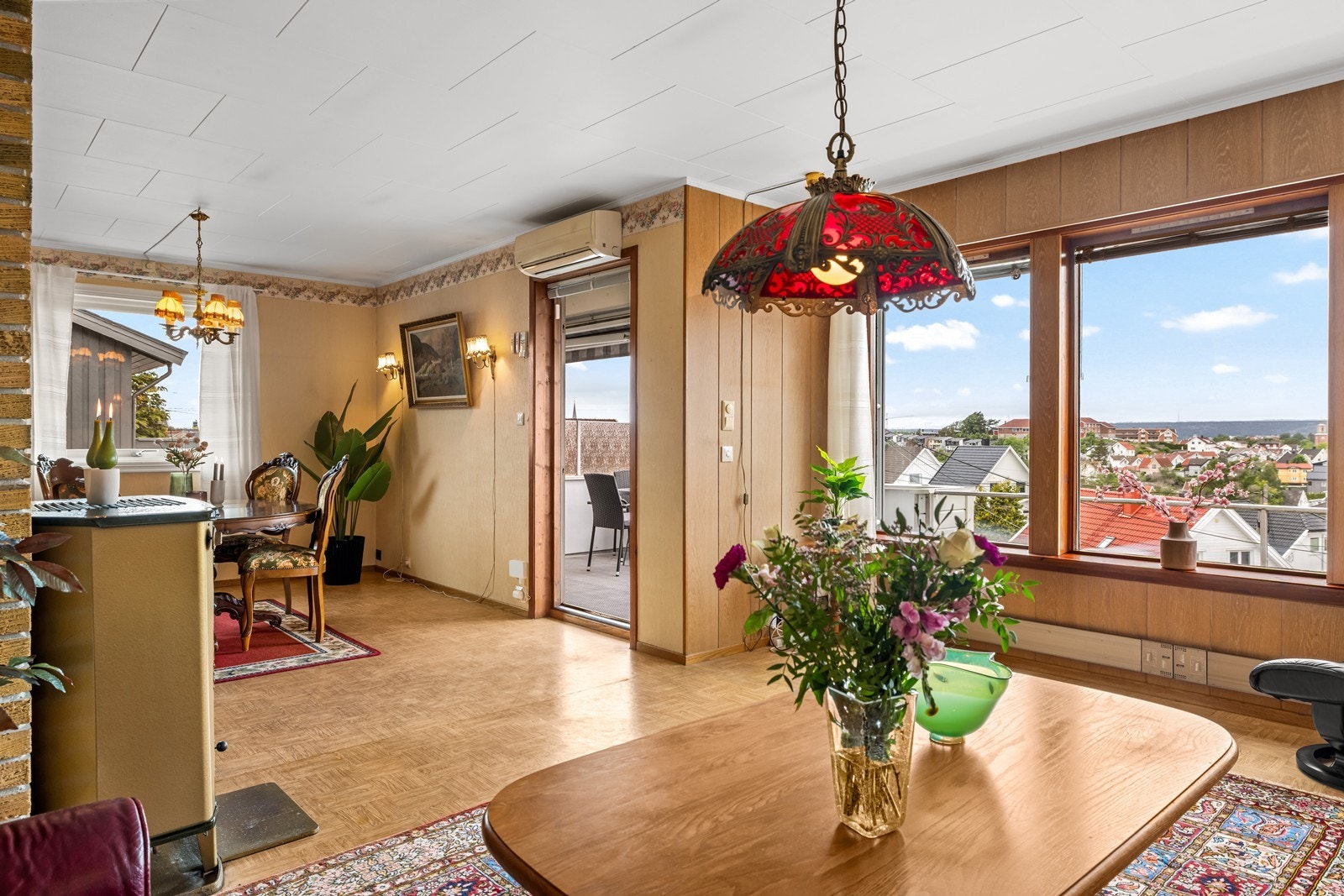 Velkommen inn! Fra stuen har er det direkte utgang til en vestvendt veranda på 14 m². Galleribilde