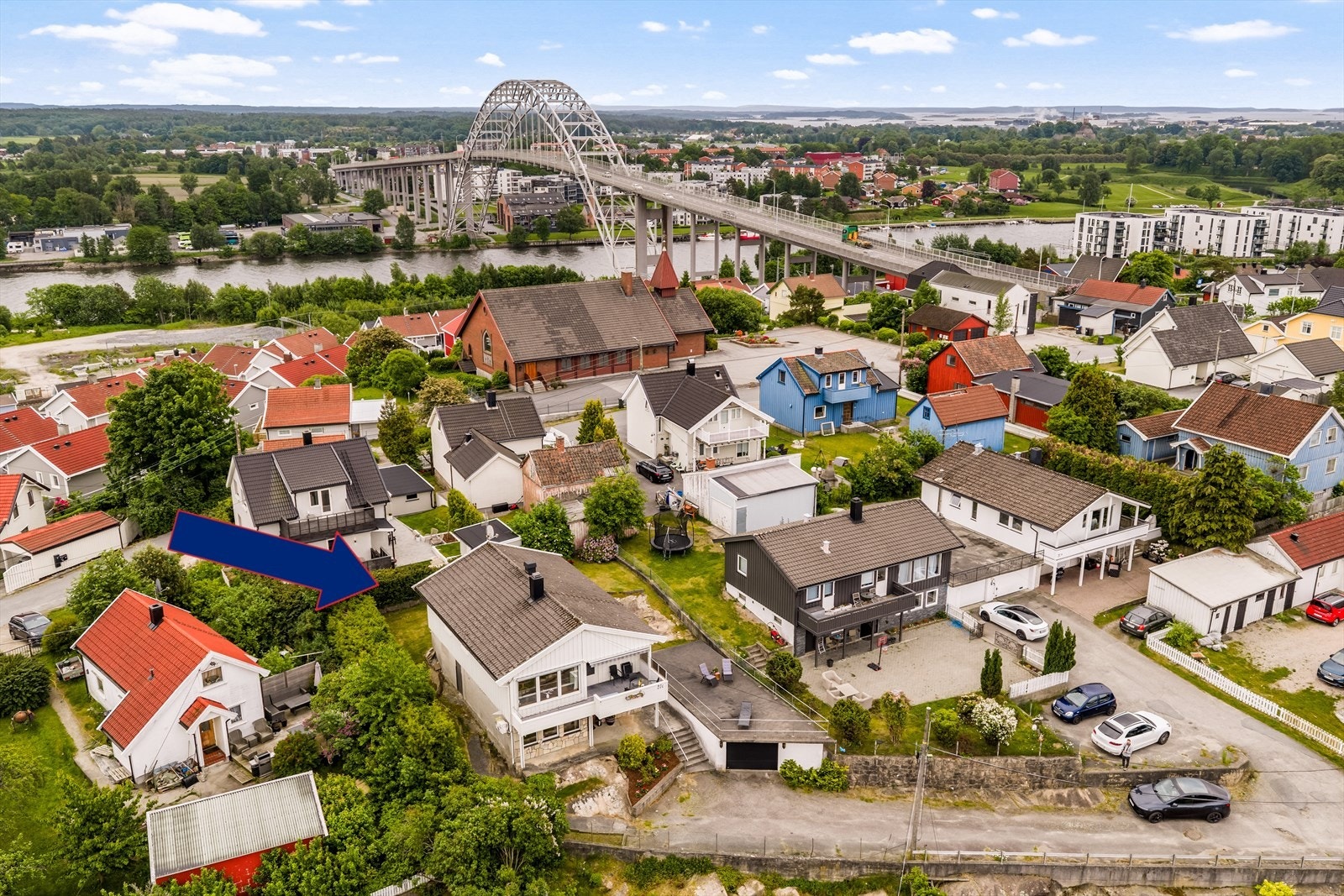 En trygg og familievennlig beliggenhet.Lang oppkjørsel med plass for flere biler. Galleribilde