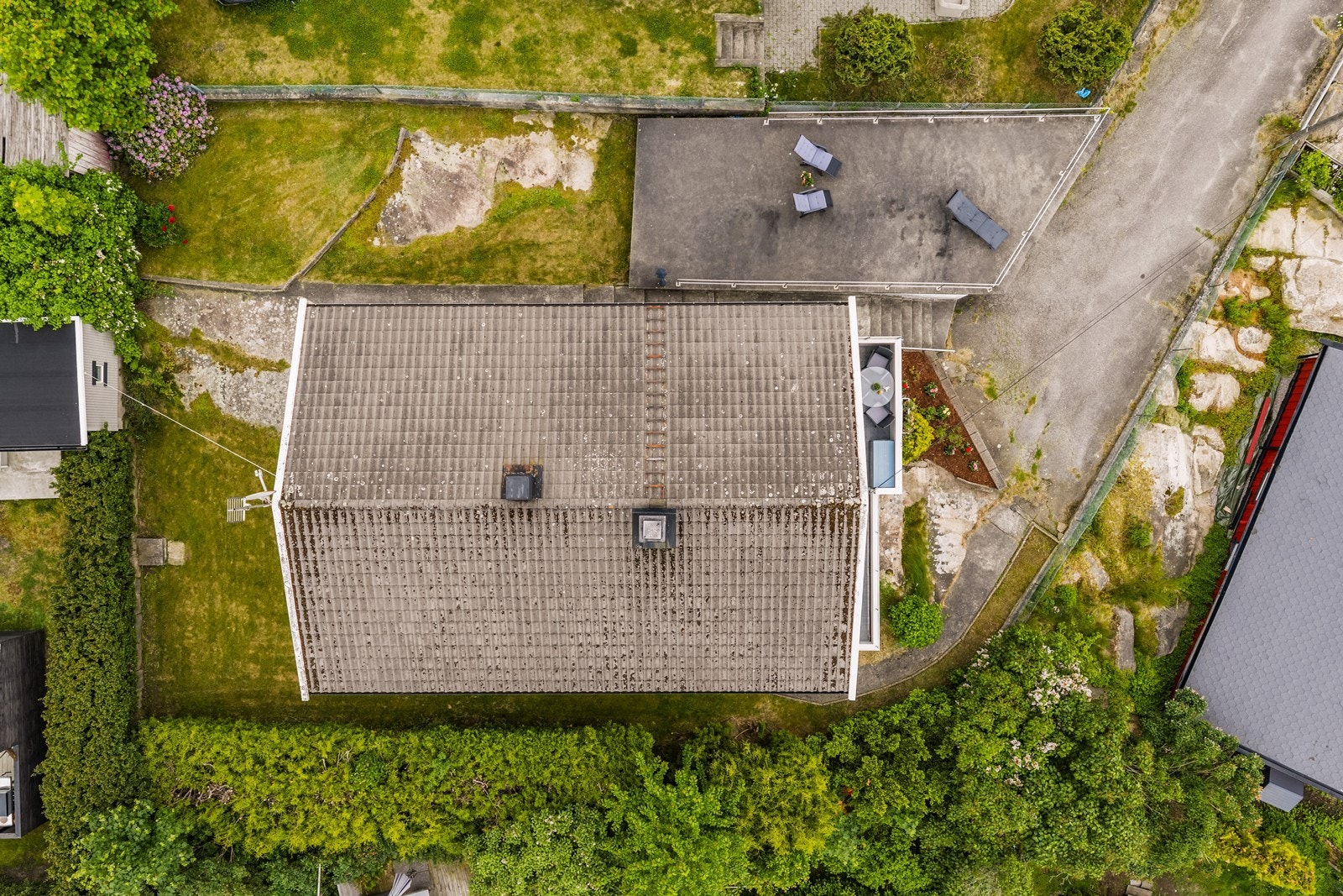 Oversikt over eiendommen, som er bygget på fjellgrunn. Galleribilde